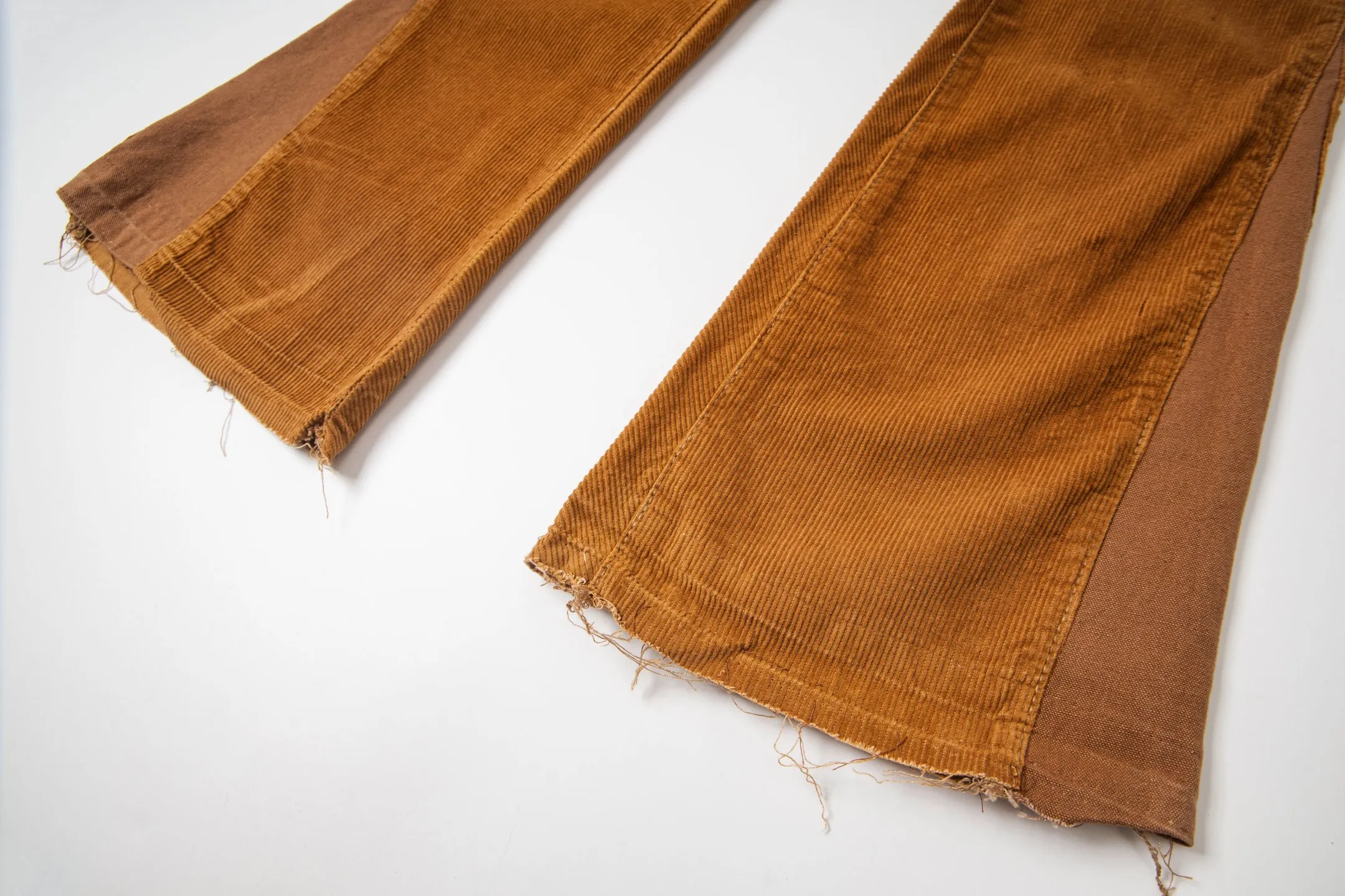 P240 Chrome Hearts Gallery 2025 corduroy spliced ​​multi-pocket couple bootcut jeans are a hot trend this season and are sought after by countless celebrities and fashionistas. The neat details of the cutting process add color to the playful fashion! The neat and meticulous design, and the well-fitting structure is unique. The upper body not only has outstanding recognition, but also looks younger and younger. A style with the ultimate wearing meaning and performance, gorgeous color matching, and the craftsmanship of this style is also extremely extraordinary. After the finished product is washed, it is disassembled and hand-made with sheepskin cross leather and then spliced ​​together to complete. The whole piece has too many craftsmanship to describe. It is decorated with patchwork cross flowers and high-waisted washed jeans! ! Absolutely high-end luxury product, a god-level single product, a super popular product, made by top heavy industry, a magic weapon that cannot be missed to hit the streets. Style number: 1847 Size: 28 30 32 34 36 Color: yellow